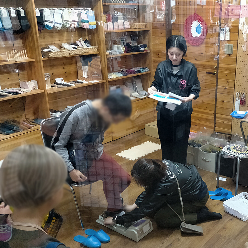 足指筋力測定風景（くつ下感謝祭にて)